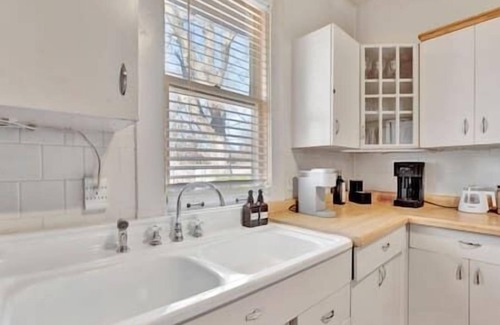 Vollintine-Evergreen Casa | Charming Cottage near Memphis zoo and restaurants