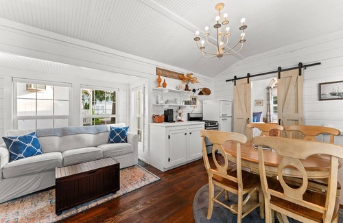 Blue Eye Cabina | Charming Cottage Near Branson | Babbling Creek & Covered Porch
