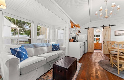 Blue Eye Cabina | Charming Cottage Near Branson | Babbling Creek & Covered Porch