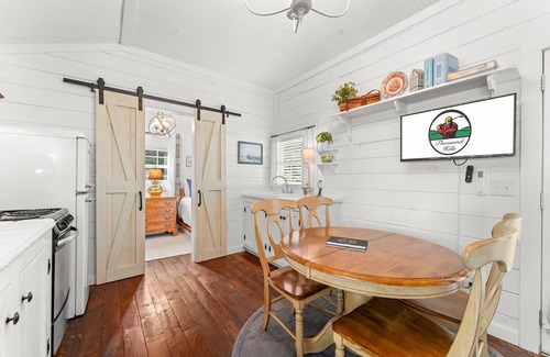 Blue Eye Cabina | Charming Cottage Near Branson | Babbling Creek & Covered Porch
