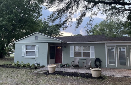 Historic Downtown Kissimmee Casa | Charming cottage near the lakefront in Kissimmee. walking to downtown amenities.