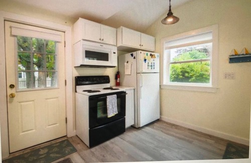 West Yarmouth Cabaña | Charming Cottage near Beach and Ferry