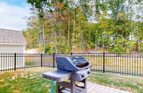 Arundel Cabaña | Charming cottage on a preserve with grill, WiFi, W/D, pool, gym, & game room