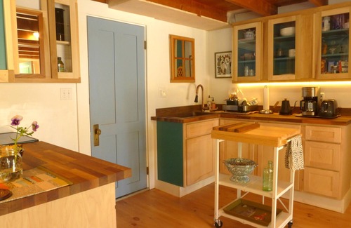 Sedgwick Casa | Charming cottage on quiet side road in Sedgwick