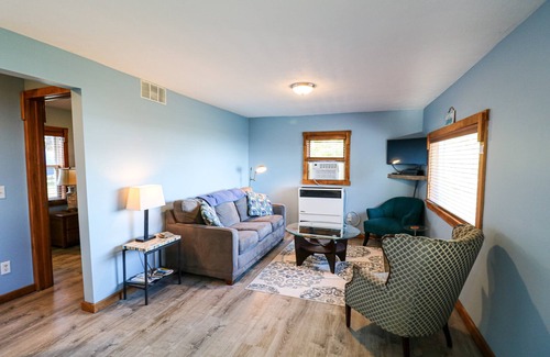 Suttons Bay Casa | Charming Cottage on Suttons Bay - Pet Friendly
