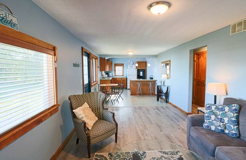 Suttons Bay Casa | Charming Cottage on Suttons Bay - Pet Friendly