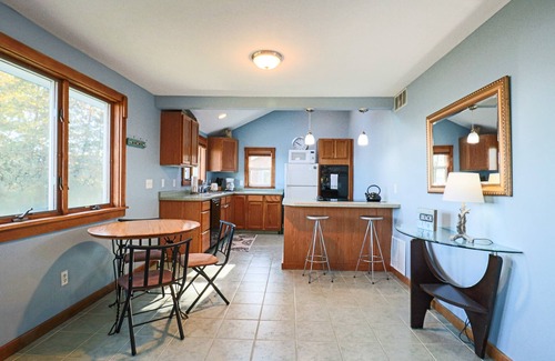 Suttons Bay Casa | Charming Cottage on Suttons Bay - Pet Friendly