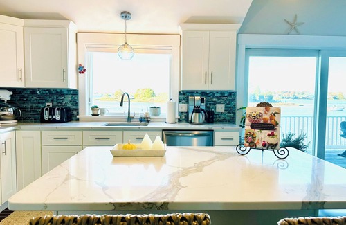 Dartmouth Cabaña | Charming cottage overlooking the bay in Padanaram Village.