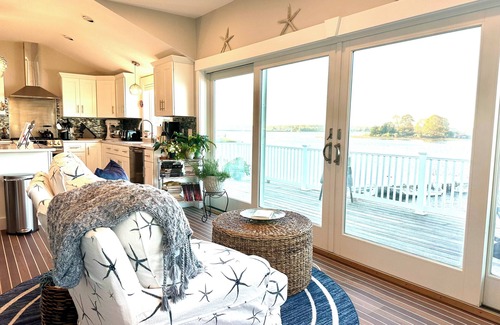 Dartmouth Cabaña | Charming cottage overlooking the bay in Padanaram Village.