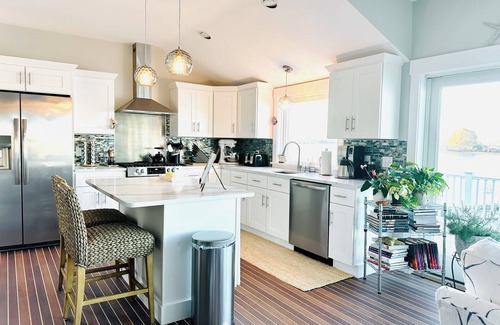 Dartmouth Cabaña | Charming cottage overlooking the bay in Padanaram Village.