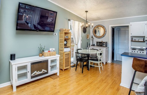 Shell Knob Cabaña | Charming Cottage-Romantic-Table Rock Lake Views-Silver Dollar City-Hot Tub-WiFi