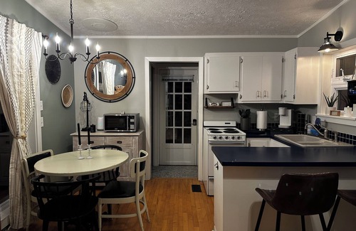 Shell Knob Cabaña | Charming Cottage-Romantic-Table Rock Lake Views-Silver Dollar City-Hot Tub-WiFi