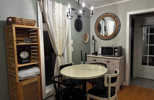 Shell Knob Cabaña | Charming Cottage-Romantic-Table Rock Lake Views-Silver Dollar City-Hot Tub-WiFi