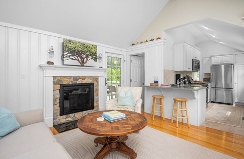 Osterville Cabaña | Charming cottage steps to Osterville village. Near Dowses beach. RPMS094