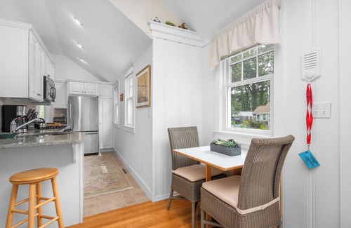 Osterville Cabaña | Charming cottage steps to Osterville village. Near Dowses beach. RPMS094