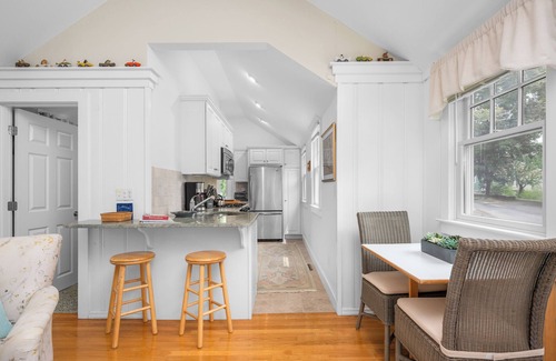 Osterville Cabaña | Charming cottage steps to Osterville village. Near Dowses beach. RPMS094