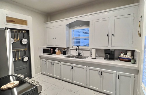 Seguin Casa | Charming cottage-style home with a prime location to downtown and pickleball.