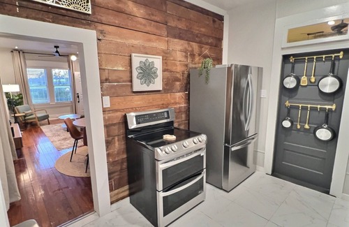 Seguin Casa | Charming cottage-style home with a prime location to downtown and pickleball.