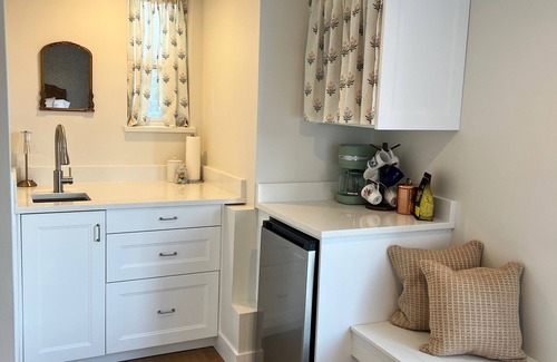 Gibsons Cabaña | charming cottage suite perched just above the heart of Lower Gibsons