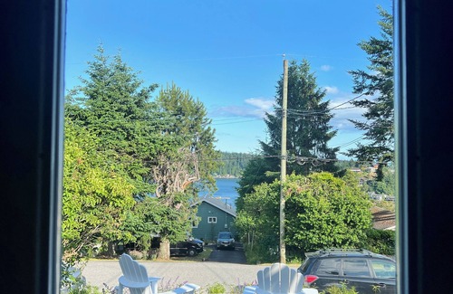 Gibsons Cabaña | charming cottage suite perched just above the heart of Lower Gibsons