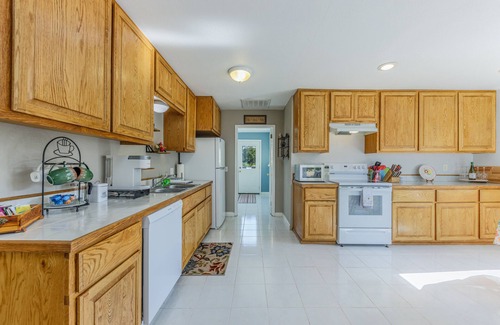 Medford Cabaña | Charming Cottage near historic Jacksonville. Wi-Fi, fenced pet area.