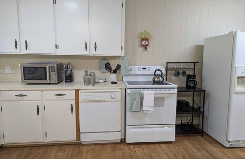 Winston - Salem Cabaña | Charming cottage in Winston-Salem with WiFi and AC