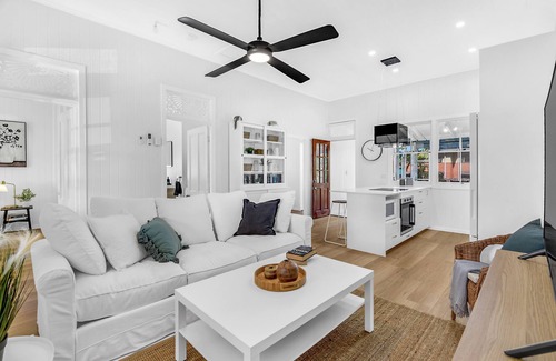 Southport Casa | Charming Cottage, Walk To Broadwater and Pet Friendly