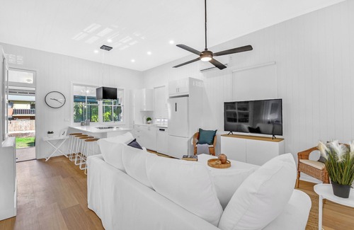 Southport Casa | Charming Cottage, Walk To Broadwater and Pet Friendly