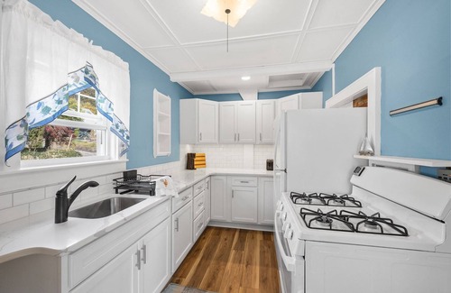 Plymouth Casa | Charming cottage, walk to downtown waterfront, large deck, outdoor seating, and grill