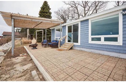 Mears Cabaña | Charming Cottage with 180 degree views of Lk Michigan- short walk to sand dunes