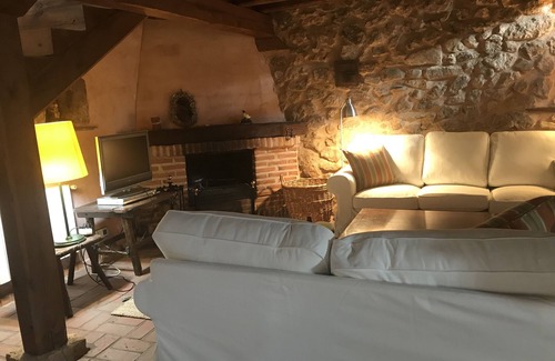 Brieva Cabaña | Casa Rural con encanto y chimenea perfecta para el descanso en familia o amigos.