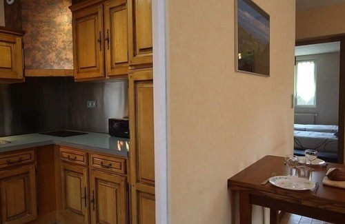 Lantriac Cabaña | Alquiler vacacional acogedor con terraza, juegos para niños y vistas a los montes Mezenc y Meygal