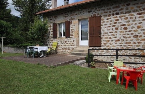 Lantriac Cabaña | Alquiler vacacional acogedor con terraza, juegos para niños y vistas a los montes Mezenc y Meygal