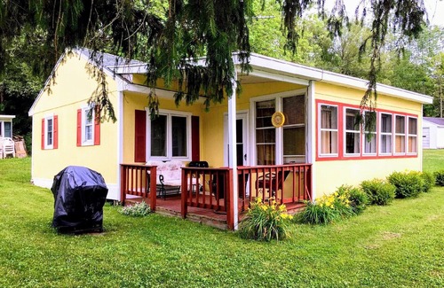 Wolcott Cabaña | Charming Cottage with Stunning Bay Views & Water Access
