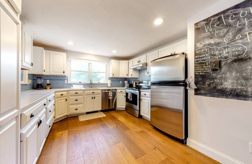 Falmouth Heights Casa | Charming cottage with deck, yard, & AC - walk to beach, Main Street, & ferry