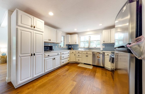Falmouth Heights Casa | Charming cottage with deck, yard, & AC - walk to beach, Main Street, & ferry