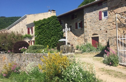 Veranne Cabaña | Encantadora casa rural con estufa de leña, terraza y jardín. Rutas de senderismo, 1 hab + altillo
