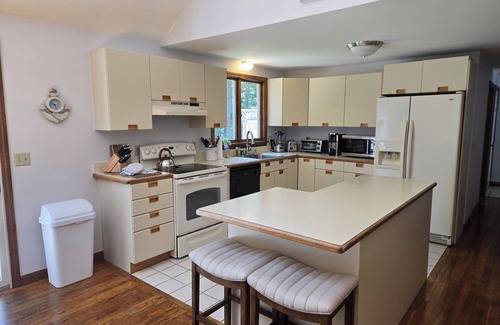 Marstons Mills Casa | Charming Cotuit Home, JUST REDUCED. 400.00 per night--Small Pet OK Sleeps 8.