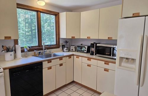 Marstons Mills Casa | Charming Cotuit Home, JUST REDUCED. 400.00 per night--Small Pet OK Sleeps 8.