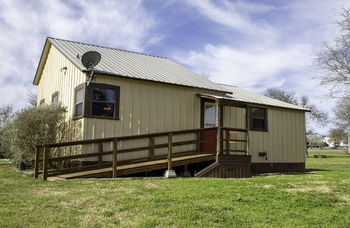 Fayetteville Cabina | Charming Country Cabin in Quaint Texas Town