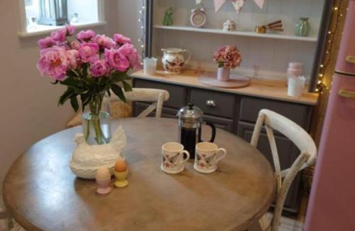 Alnwick Casa | Charming country cottage at a Victorian Station