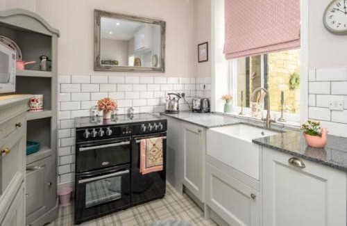 Alnwick Casa | Charming country cottage at a Victorian Station