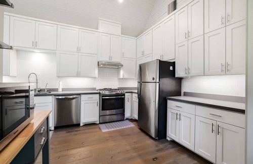 Sealy Casa | Charming Country Farmhouse Getaway!