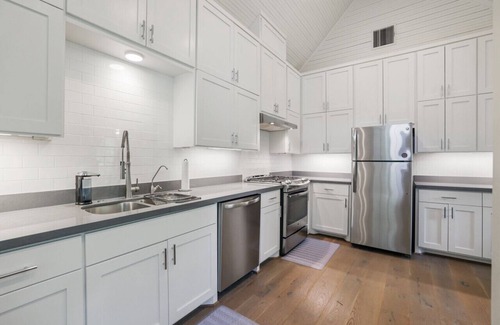 Sealy Casa | Charming Country Farmhouse Getaway!