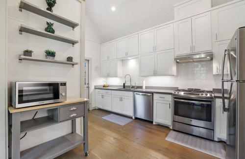 Sealy Casa | Charming Country Farmhouse Getaway!