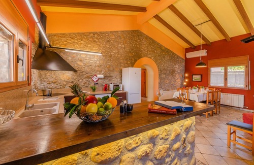 Cistella Cabaña | Encantadora casa rural ideal para familias, con gran jardín y piscina