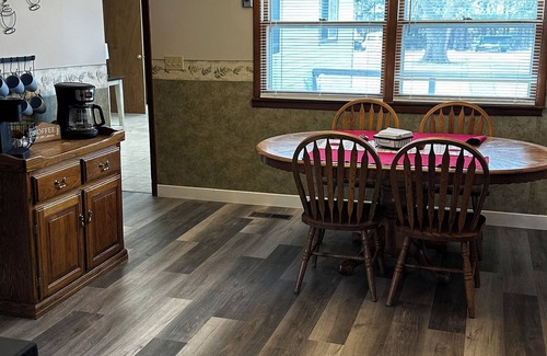 Kearney Casa | Charming country retreat 4-bedroom house with WiFi and AC with 2 car garage