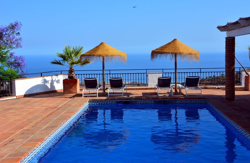 Sayalonga Casa | Encantadora villa de estilo rústico con vistas al mar