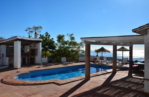 Sayalonga Casa | Encantadora villa de estilo rústico con vistas al mar
