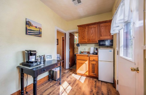 Independence Cabaña | Charming Countryside Cottage